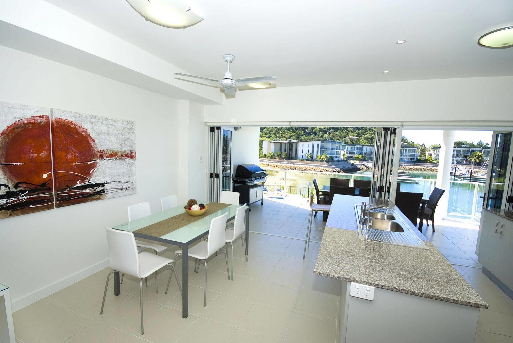 Beachside Magnetic Harbour Apartments Nelly Bay ภายนอก รูปภาพ